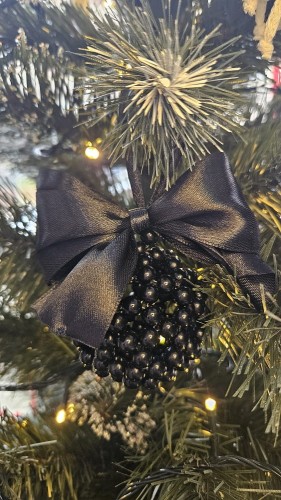 Ręcznie wykonana czarna bombka z akrylowych koralików z czarną kokardą – elegancka świąteczna dekoracja handmade.