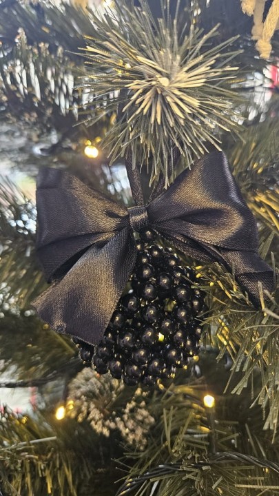 Ręcznie wykonana czarna bombka z akrylowych koralików z czarną kokardą – elegancka świąteczna dekoracja handmade.