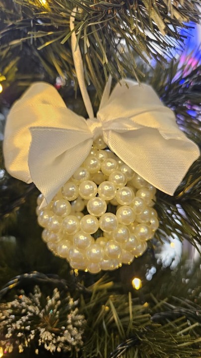 Ręcznie wykonana bombka z kremowych koralików z kremową wstążką, średnica 5–6 cm – elegancka świąteczna dekoracja handmade.